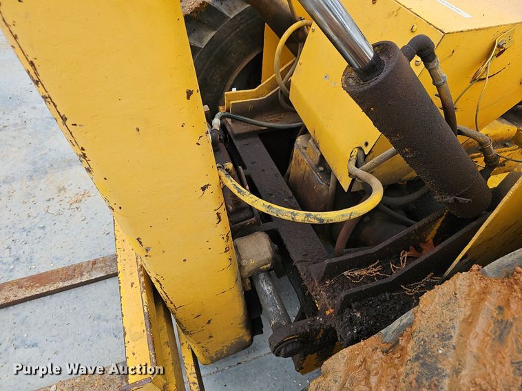 image for item EJ5384 Oliver forklift