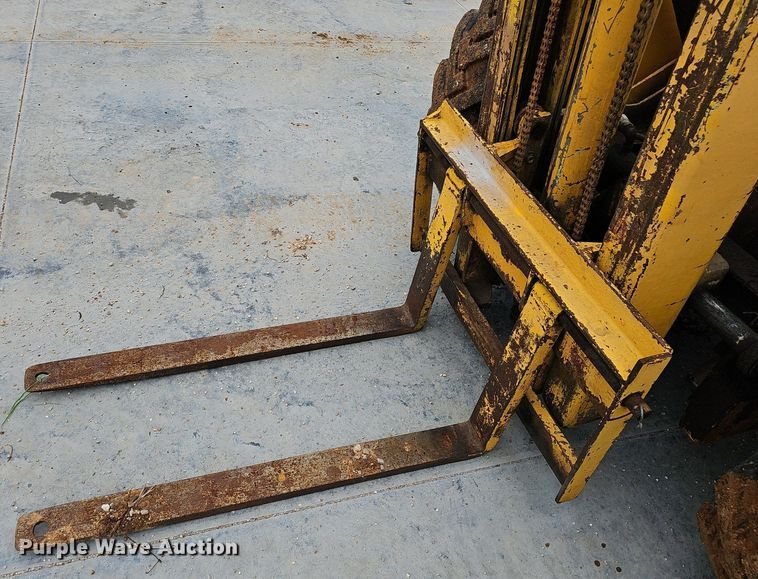 image for item EJ5384 Oliver forklift