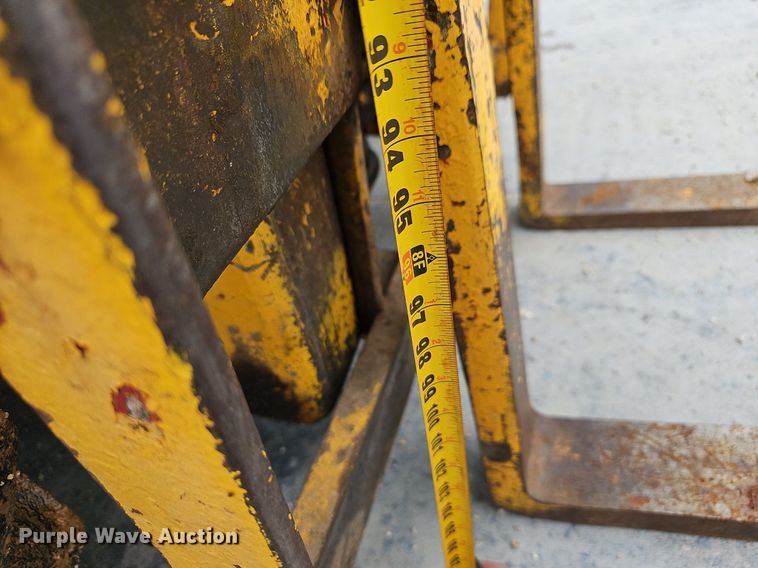 image for item EJ5384 Oliver forklift