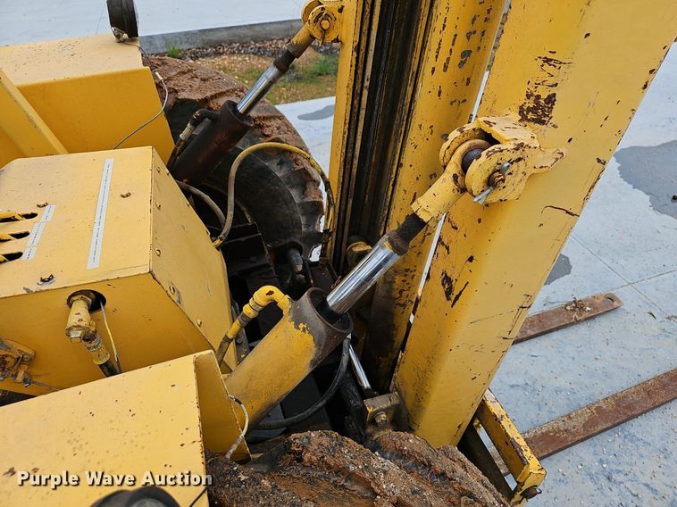 image for item EJ5384 Oliver forklift