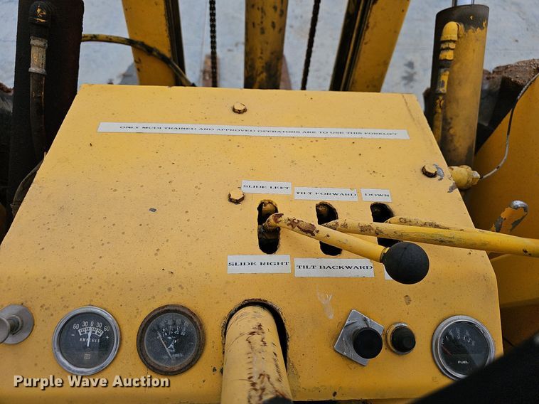 image for item EJ5384 Oliver forklift