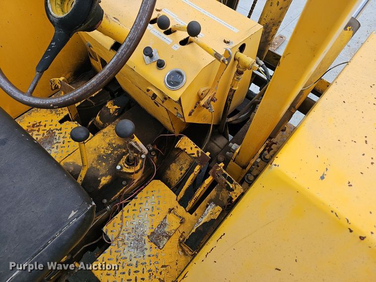 image for item EJ5384 Oliver forklift