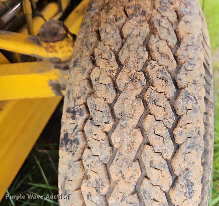 image for item EJ5384 Oliver forklift