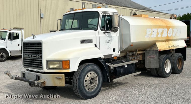 image for item EK4572 2002 Mack CH612 water truck