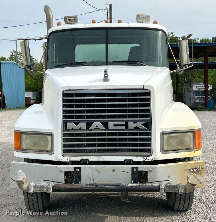 image for item EK4572 2002 Mack CH612 water truck