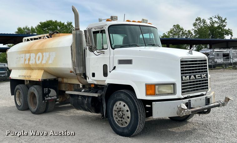 image for item EK4572 2002 Mack CH612 water truck