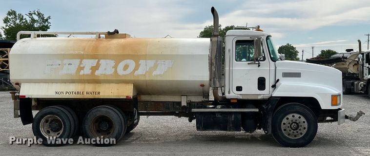 image for item EK4572 2002 Mack CH612 water truck