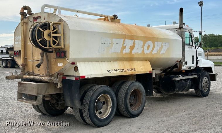 image for item EK4572 2002 Mack CH612 water truck