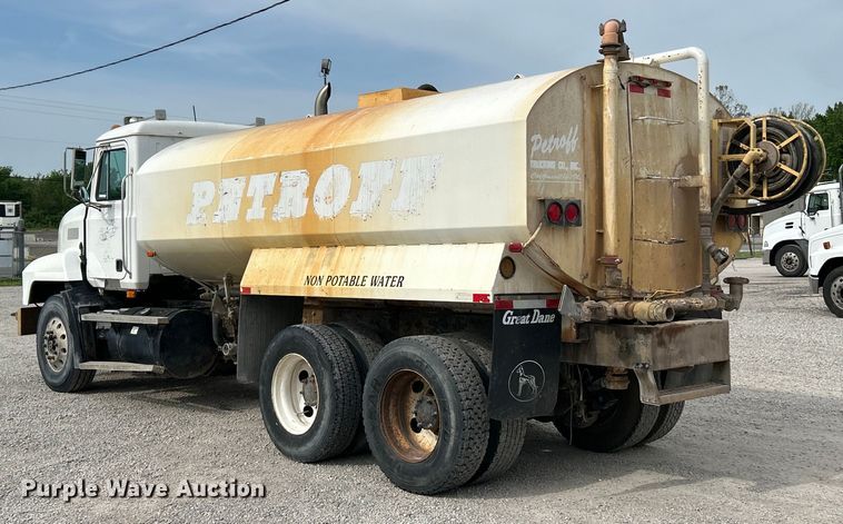 image for item EK4572 2002 Mack CH612 water truck