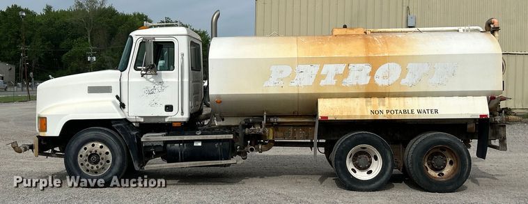 image for item EK4572 2002 Mack CH612 water truck