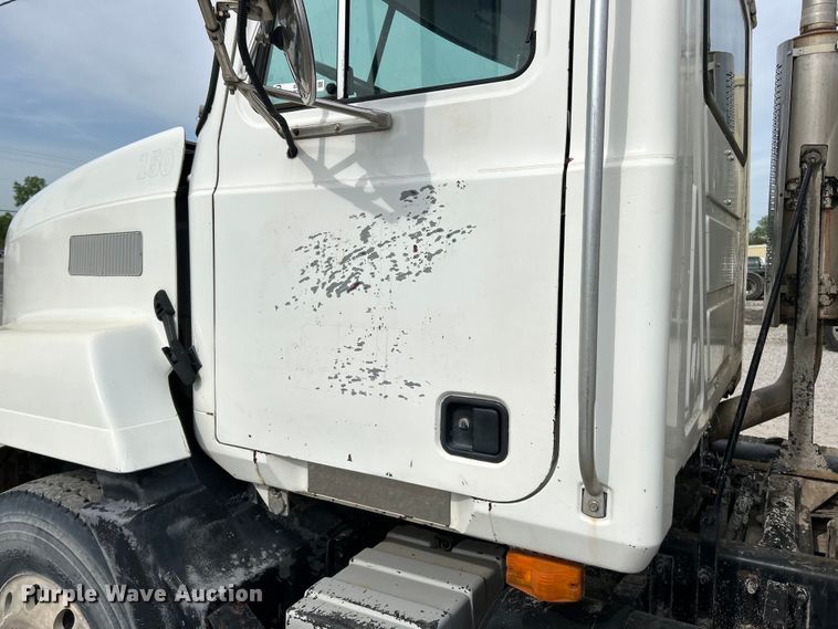 image for item EK4572 2002 Mack CH612 water truck