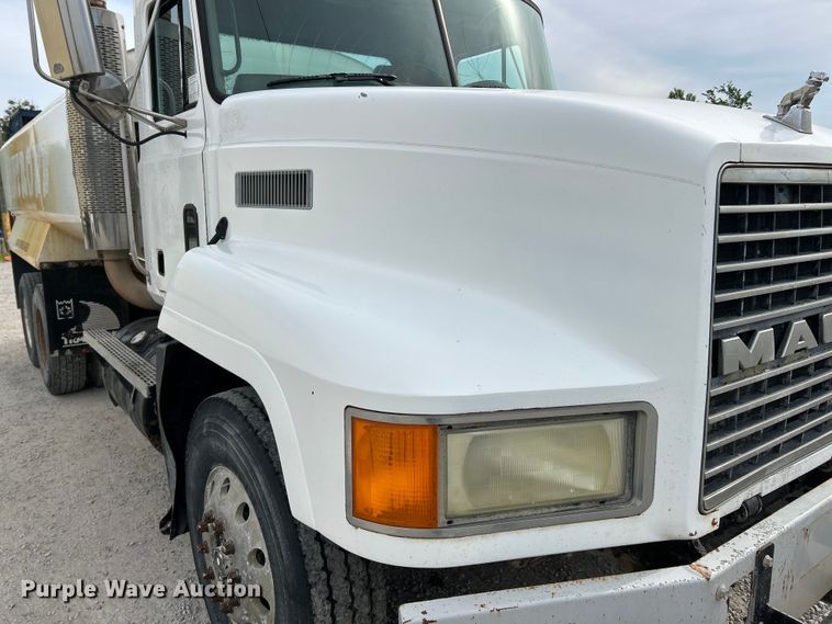 image for item EK4572 2002 Mack CH612 water truck