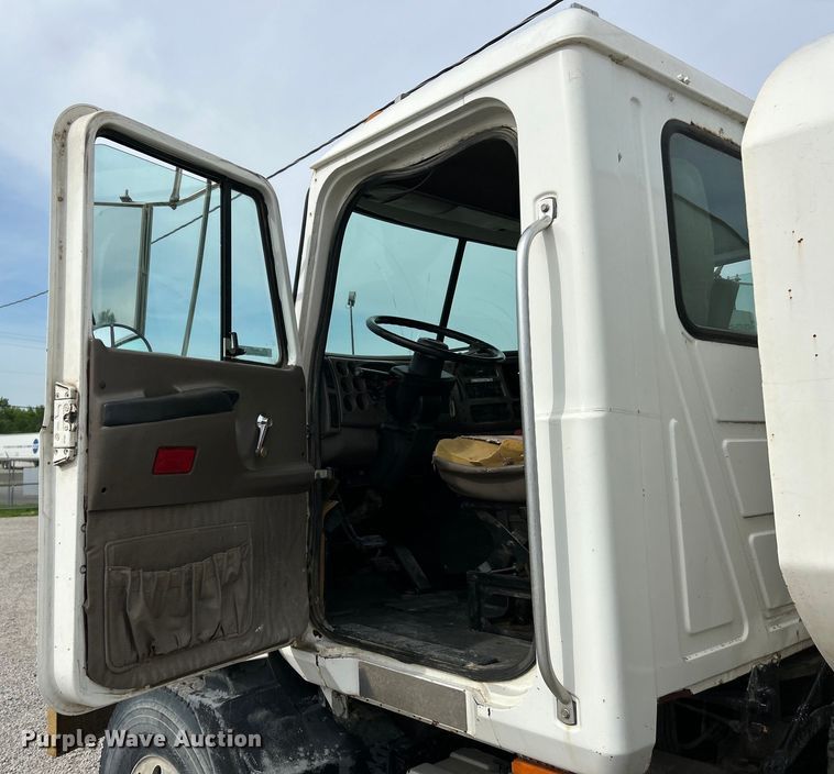 image for item EK4572 2002 Mack CH612 water truck