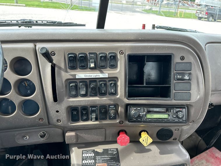 image for item EK4572 2002 Mack CH612 water truck