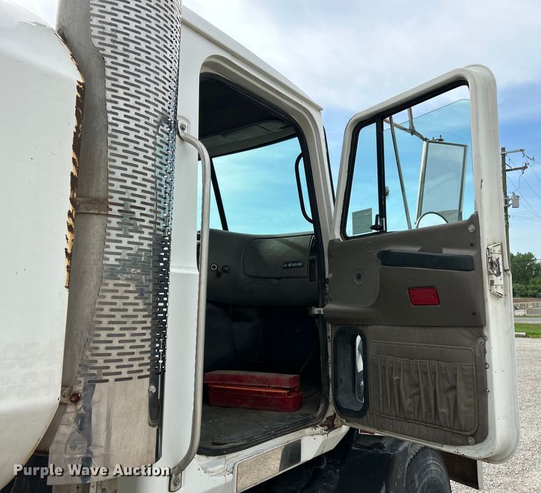 image for item EK4572 2002 Mack CH612 water truck