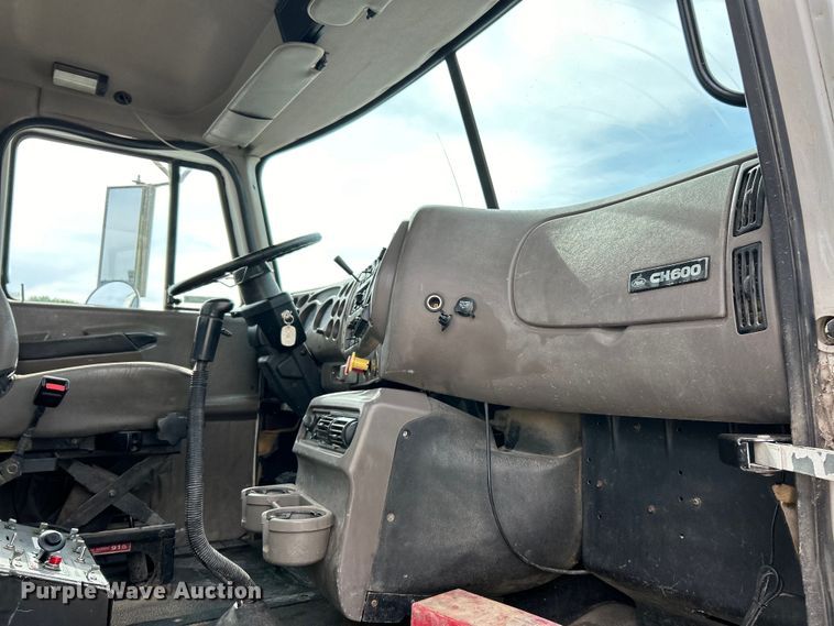 image for item EK4572 2002 Mack CH612 water truck