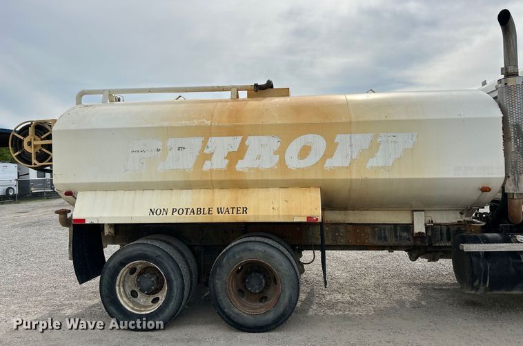 image for item EK4572 2002 Mack CH612 water truck