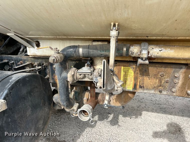 image for item EK4572 2002 Mack CH612 water truck