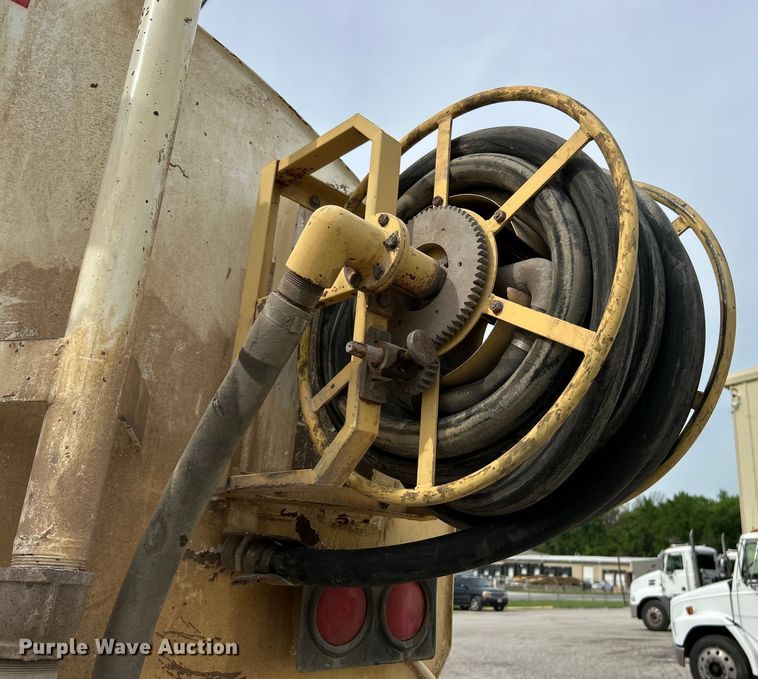 image for item EK4572 2002 Mack CH612 water truck