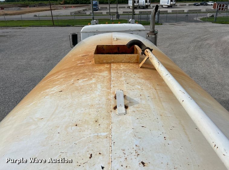 image for item EK4572 2002 Mack CH612 water truck