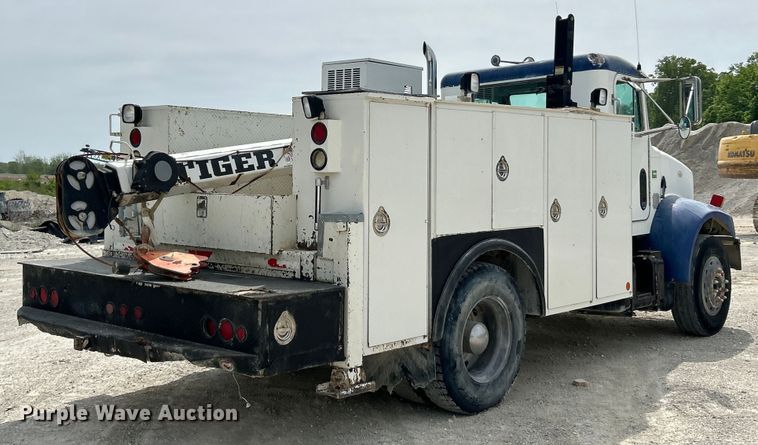 image for item EK4577 2001 Peterbilt  PB330 utility / service truck