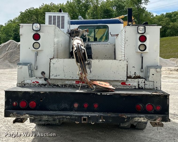 image for item EK4577 2001 Peterbilt  PB330 utility / service truck