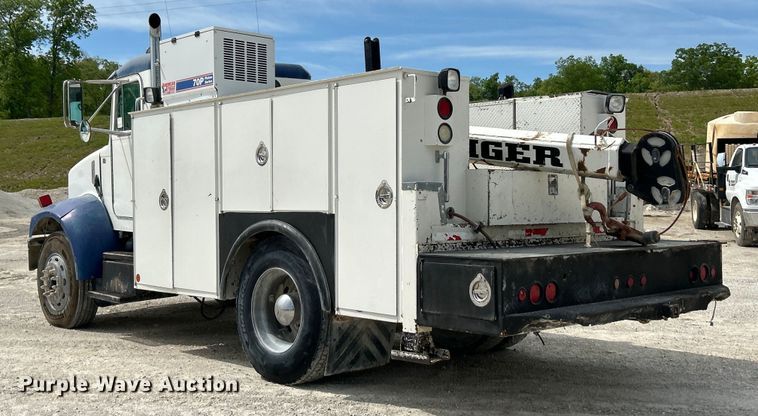 image for item EK4577 2001 Peterbilt  PB330 utility / service truck