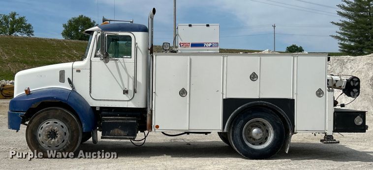 image for item EK4577 2001 Peterbilt  PB330 utility / service truck