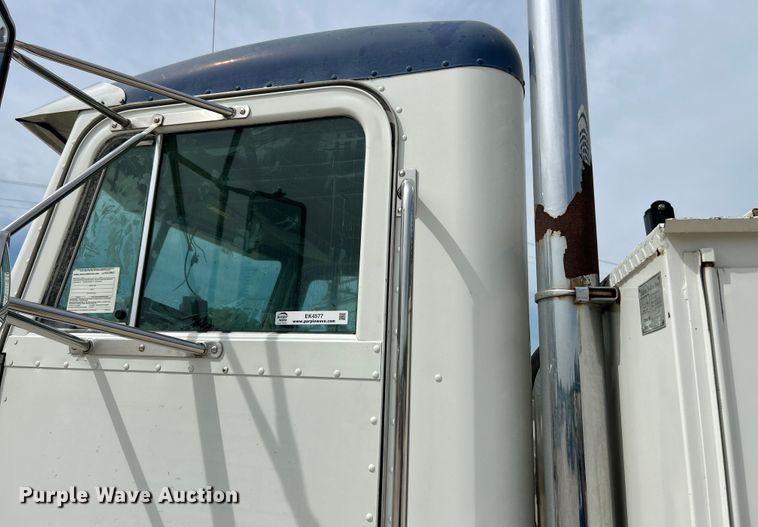 image for item EK4577 2001 Peterbilt  PB330 utility / service truck