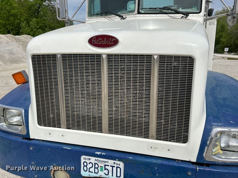 image for item EK4577 2001 Peterbilt  PB330 utility / service truck