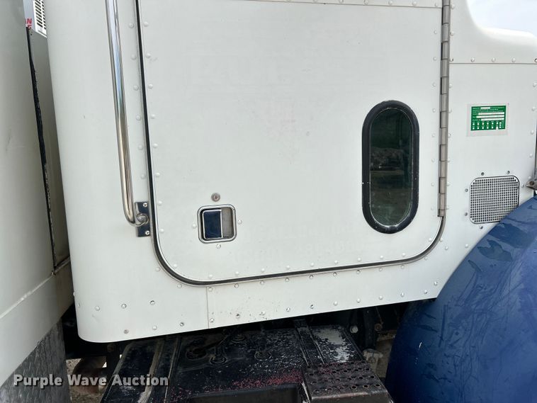 image for item EK4577 2001 Peterbilt  PB330 utility / service truck