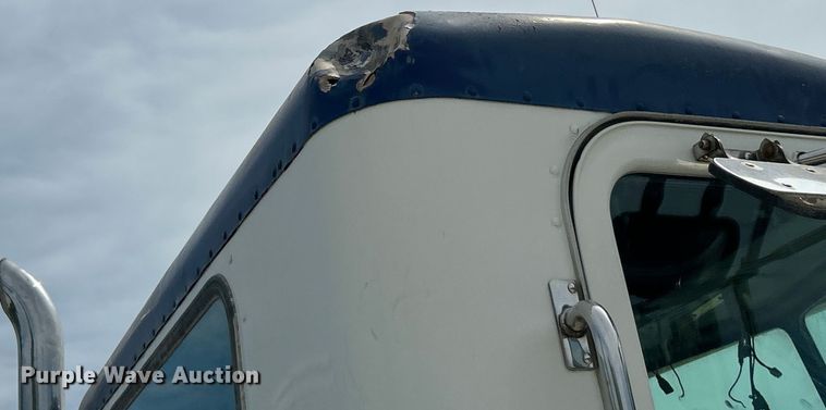 image for item EK4577 2001 Peterbilt  PB330 utility / service truck