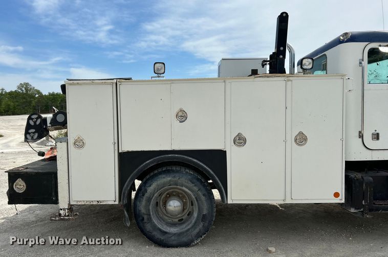 image for item EK4577 2001 Peterbilt  PB330 utility / service truck