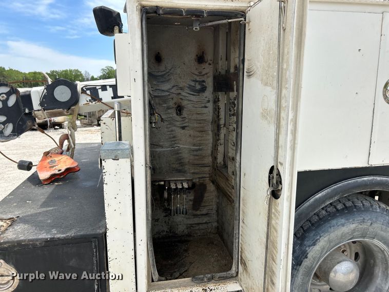 image for item EK4577 2001 Peterbilt  PB330 utility / service truck