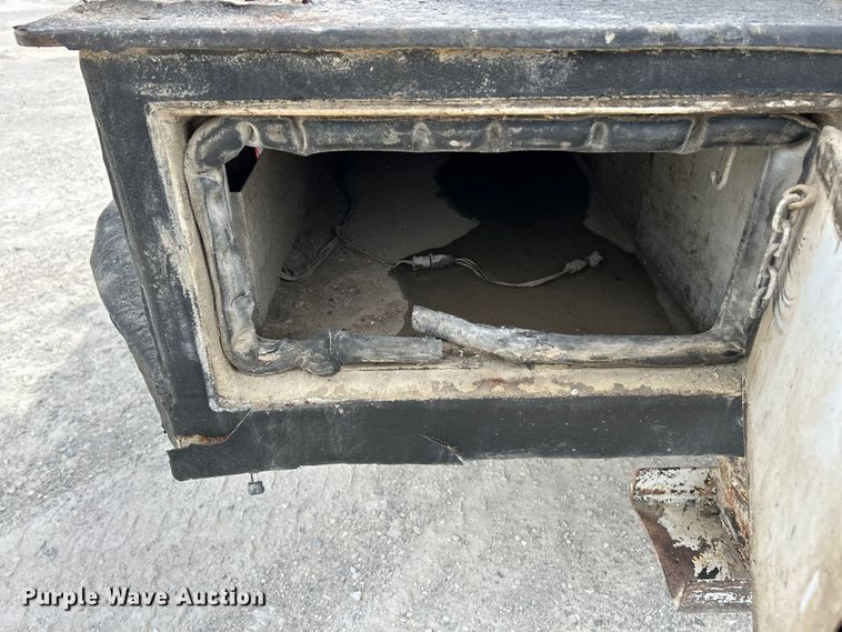 image for item EK4577 2001 Peterbilt  PB330 utility / service truck