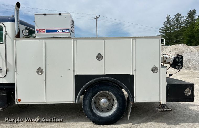 image for item EK4577 2001 Peterbilt  PB330 utility / service truck