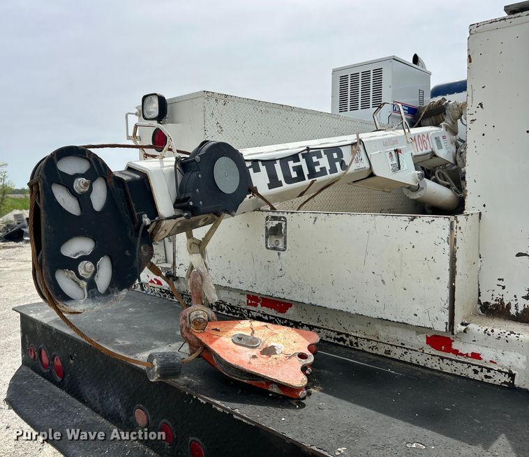 image for item EK4577 2001 Peterbilt  PB330 utility / service truck