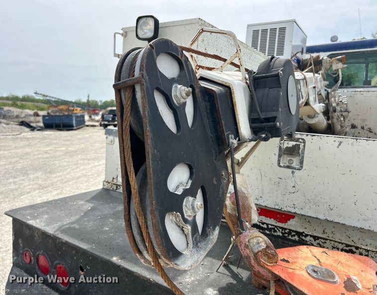 image for item EK4577 2001 Peterbilt  PB330 utility / service truck