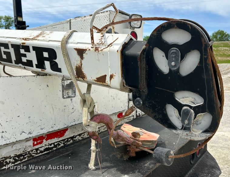 image for item EK4577 2001 Peterbilt  PB330 utility / service truck