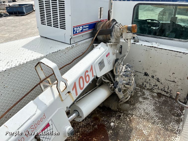 image for item EK4577 2001 Peterbilt  PB330 utility / service truck