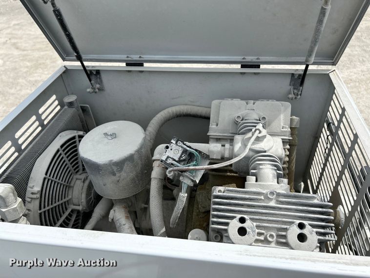 image for item EK4577 2001 Peterbilt  PB330 utility / service truck