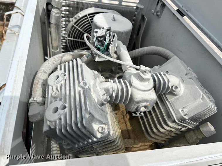 image for item EK4577 2001 Peterbilt  PB330 utility / service truck