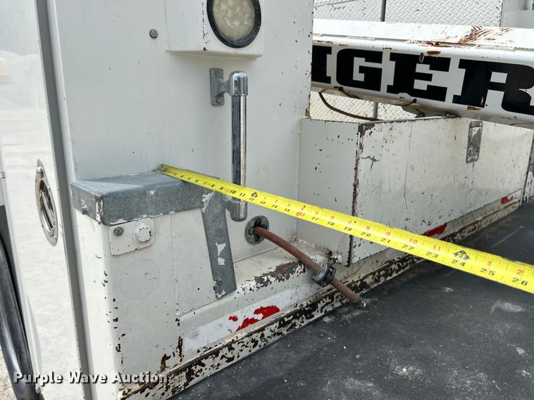 image for item EK4577 2001 Peterbilt  PB330 utility / service truck