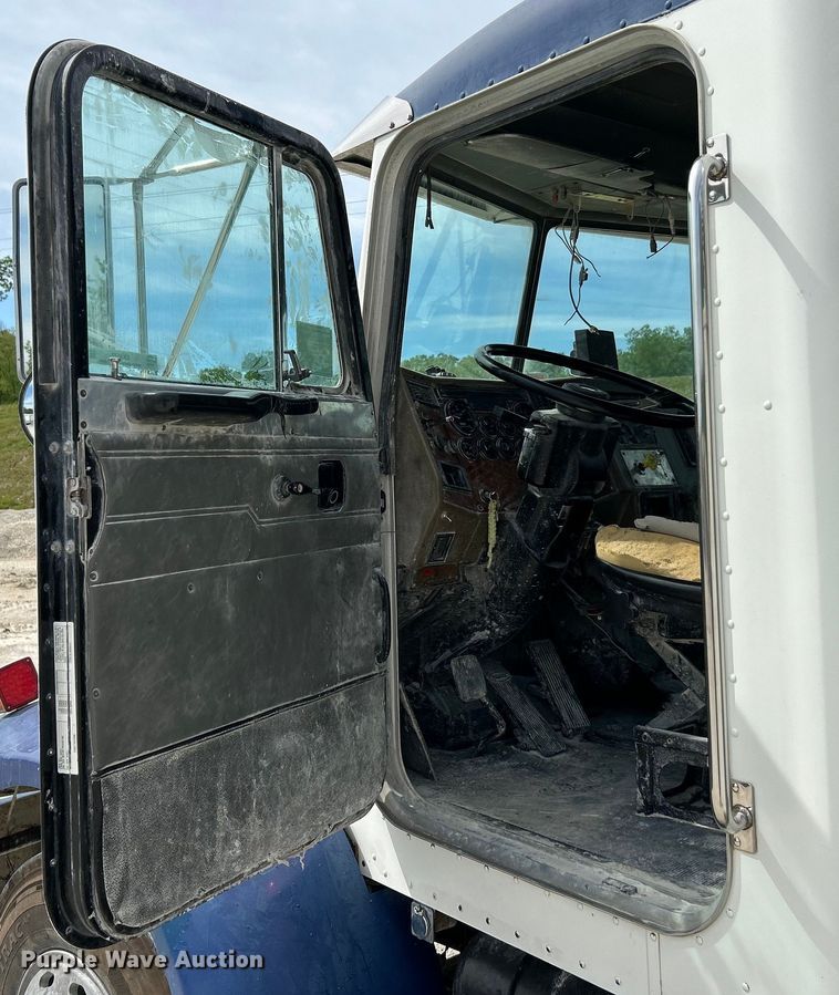 image for item EK4577 2001 Peterbilt  PB330 utility / service truck