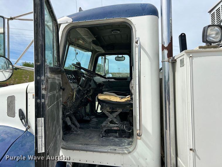 image for item EK4577 2001 Peterbilt  PB330 utility / service truck