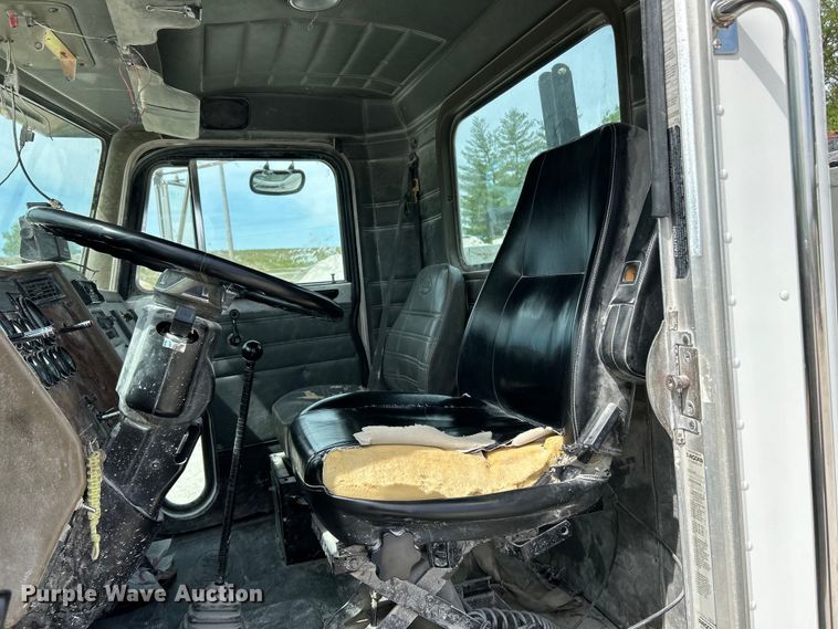 image for item EK4577 2001 Peterbilt  PB330 utility / service truck