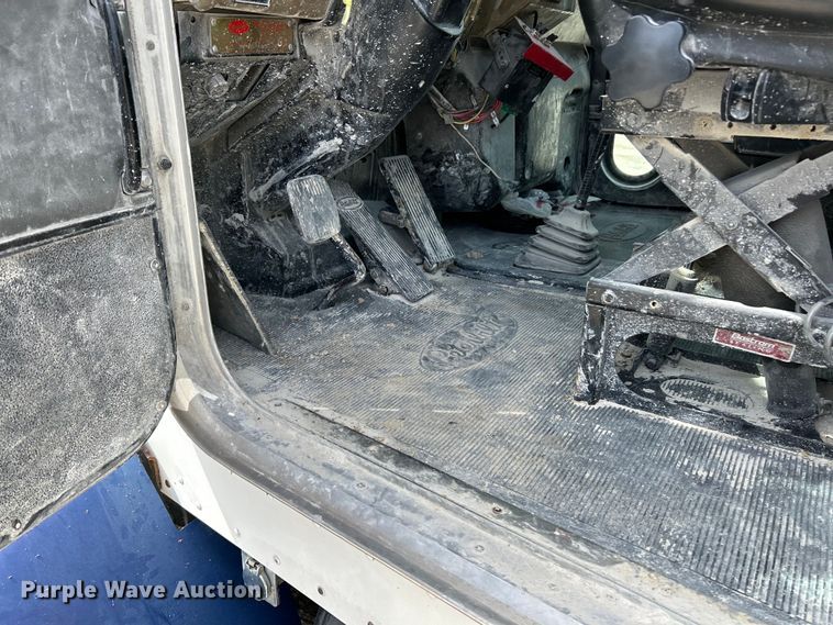 image for item EK4577 2001 Peterbilt  PB330 utility / service truck