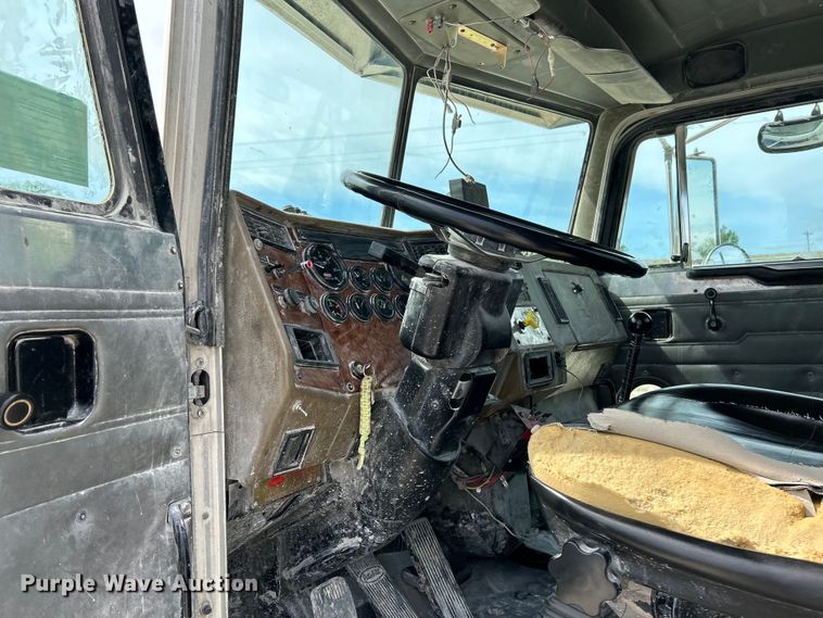 image for item EK4577 2001 Peterbilt  PB330 utility / service truck