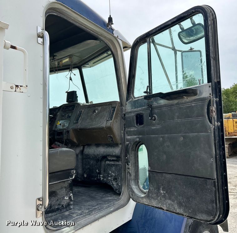 image for item EK4577 2001 Peterbilt  PB330 utility / service truck