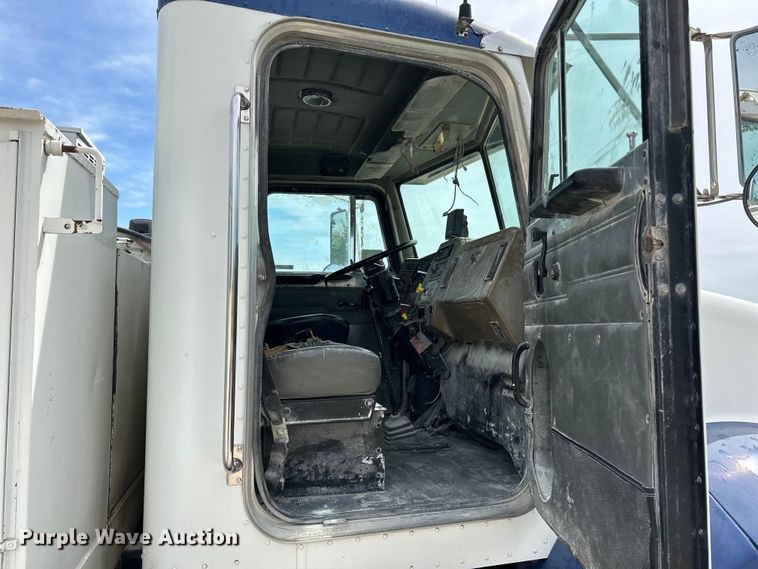 image for item EK4577 2001 Peterbilt  PB330 utility / service truck